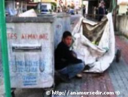 YA�ITLARI OYUN OYNARKEN, O EKMEK ���N TOPLUYOR