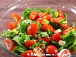 Salatay� ya�s�z yemeyin!