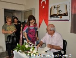 �air �zeyir G�le� Kitaplar�n� �mzalad�